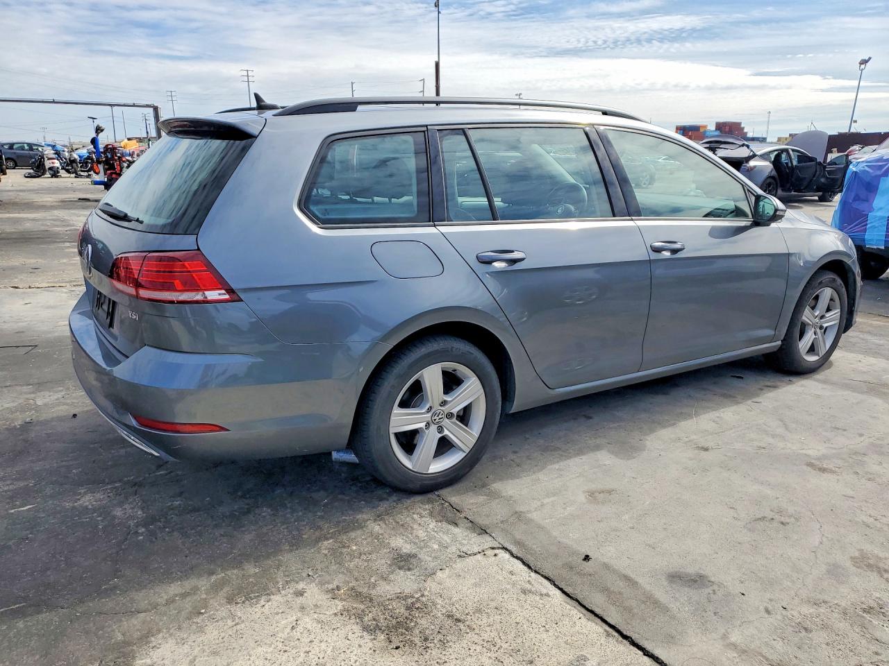 2018 Volkswagen Golf VIN 3VWD17AU3JM758905 photo 3