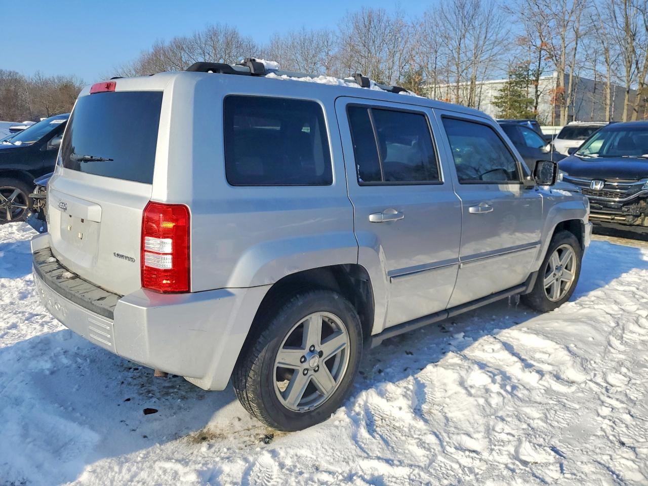 2010 Jeep Patriot VIN 1J4NF4GBXAD501680 photo 3