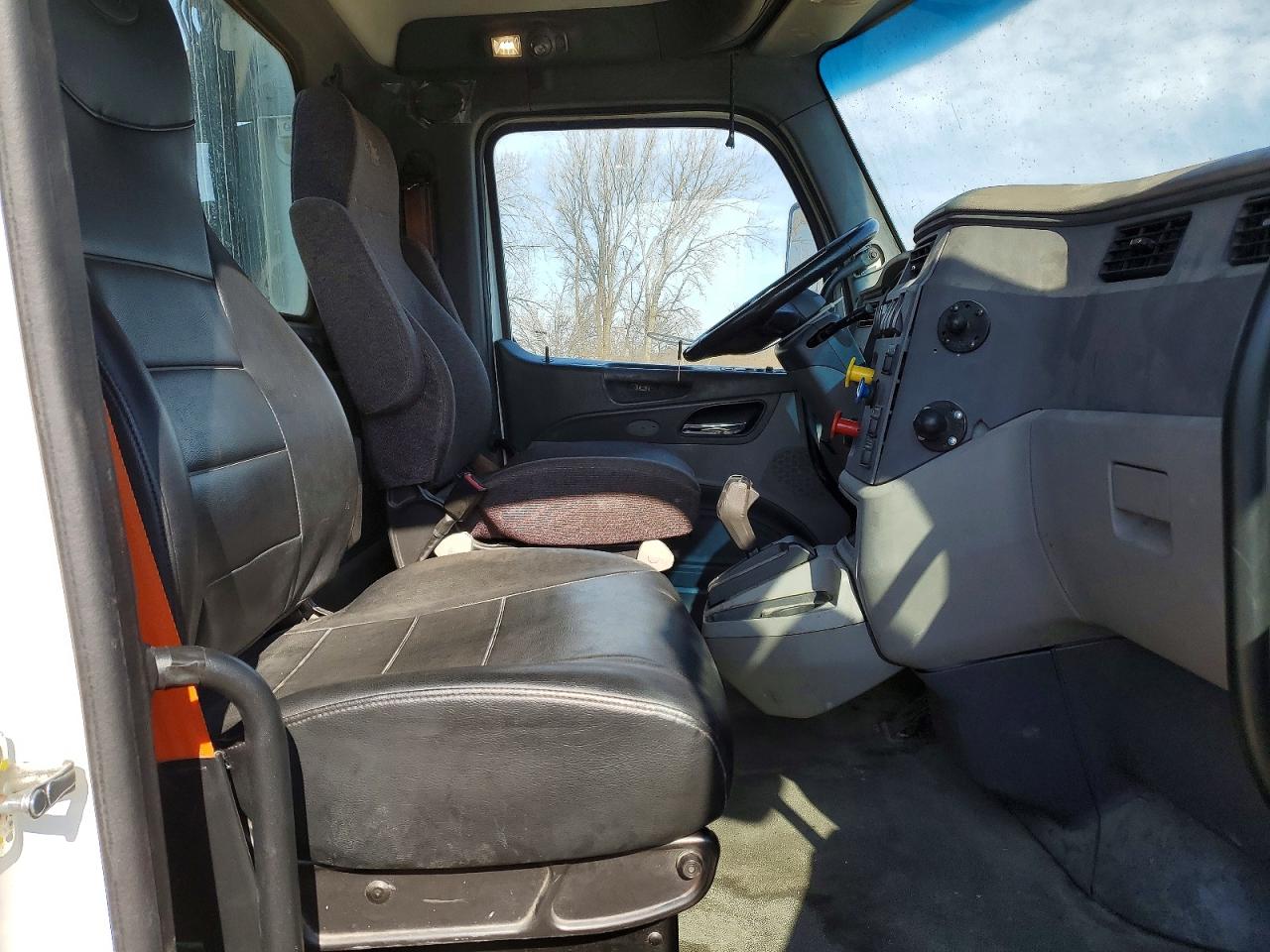2017 PETERBILT All models VIN 1XPBA48X8HD409526 photo 5
