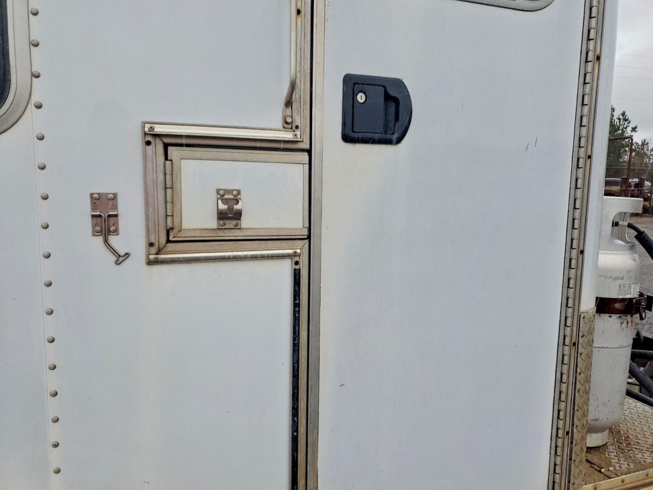 2003 FEATHERLITE Utility VIN 4FGL011242C048129 photo 5