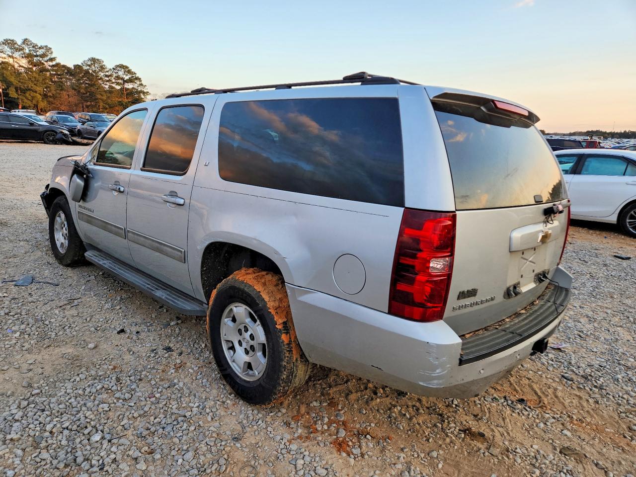 2011 Chevrolet Suburban VIN 1GNSCJE02BR331988 photo 2