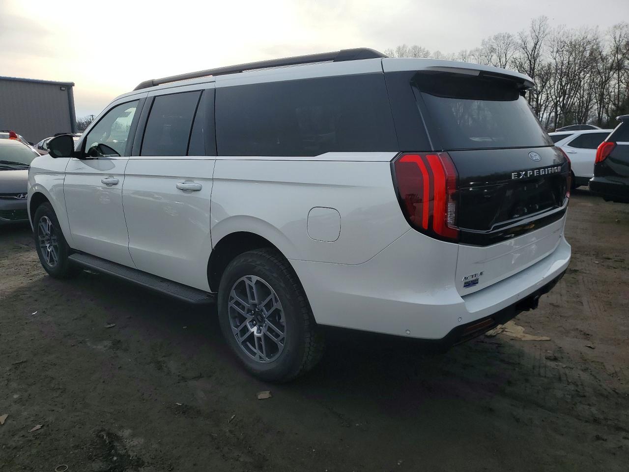 2025 Ford Expedition VIN 1FMJK1J84SEA65394 photo 2