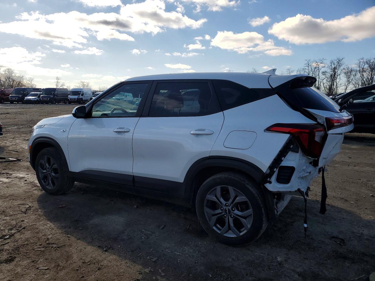 2024 Kia Seltos VIN KNDEPCAAXR7607750 photo 2