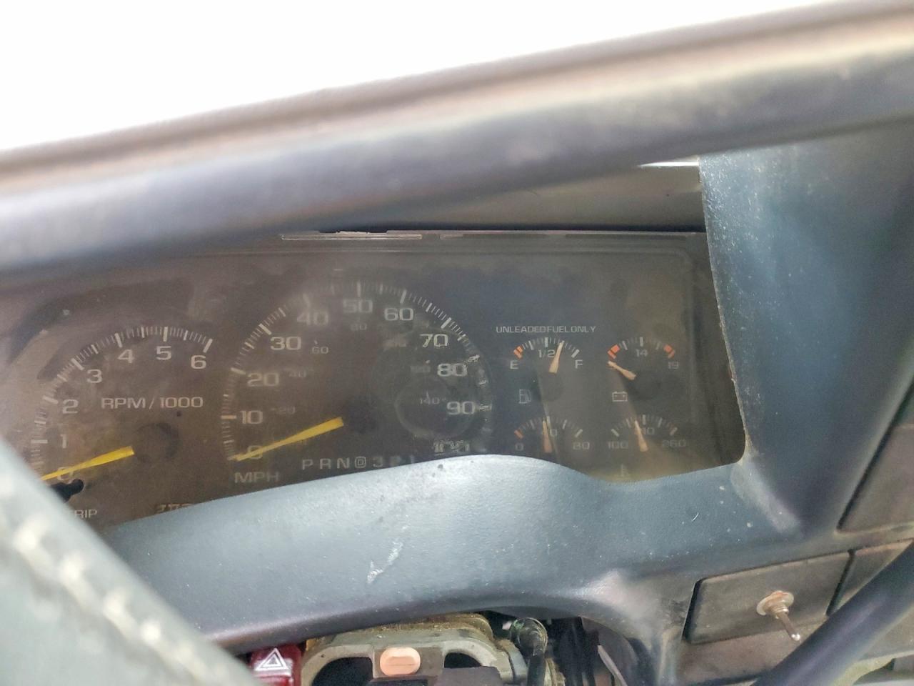 1998 Chevrolet Suburban VIN 3GNEC16R9WG108914 photo 9