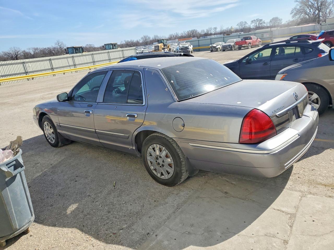 2006 Mercury Grmarquis VIN 2MEFM74V76X606613 photo 2