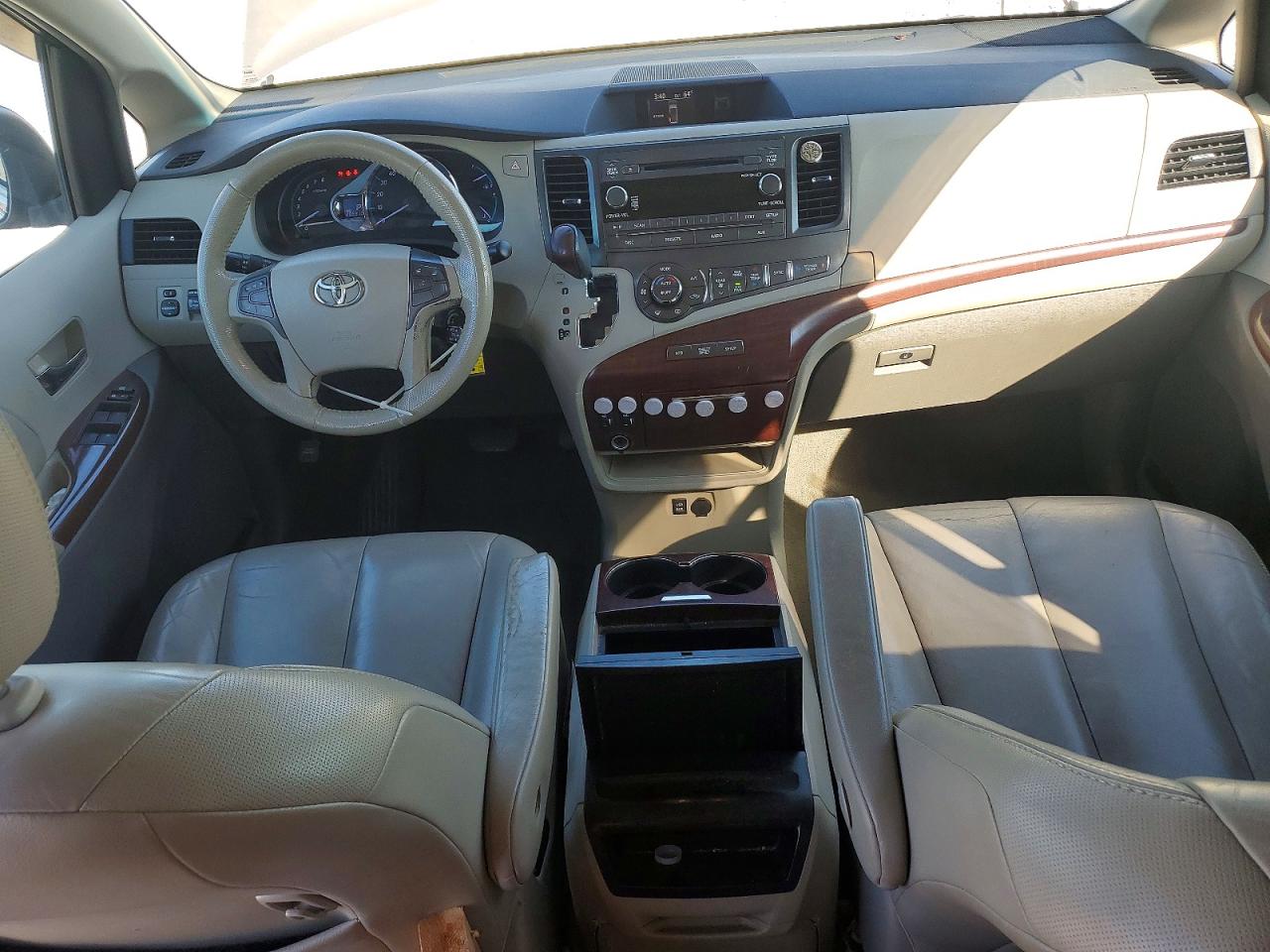 2011 Toyota Sienna VIN 5TDYK3DC4BS079112 photo 8
