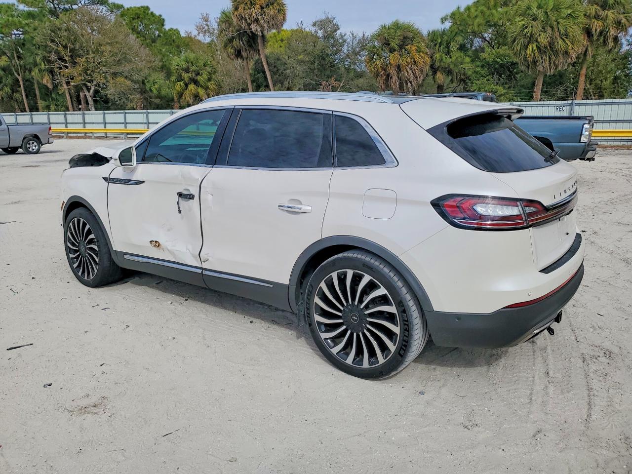 2019 Lincoln Nautilus VIN 2LMPJ7J98KBL36420 photo 2