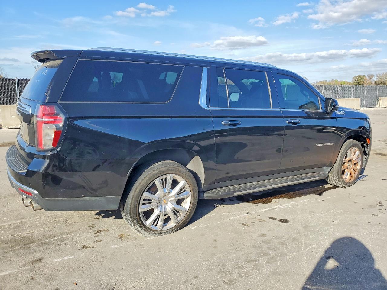 2023 Chevrolet Suburban VIN 1GNSCGKL9PR290932 photo 3