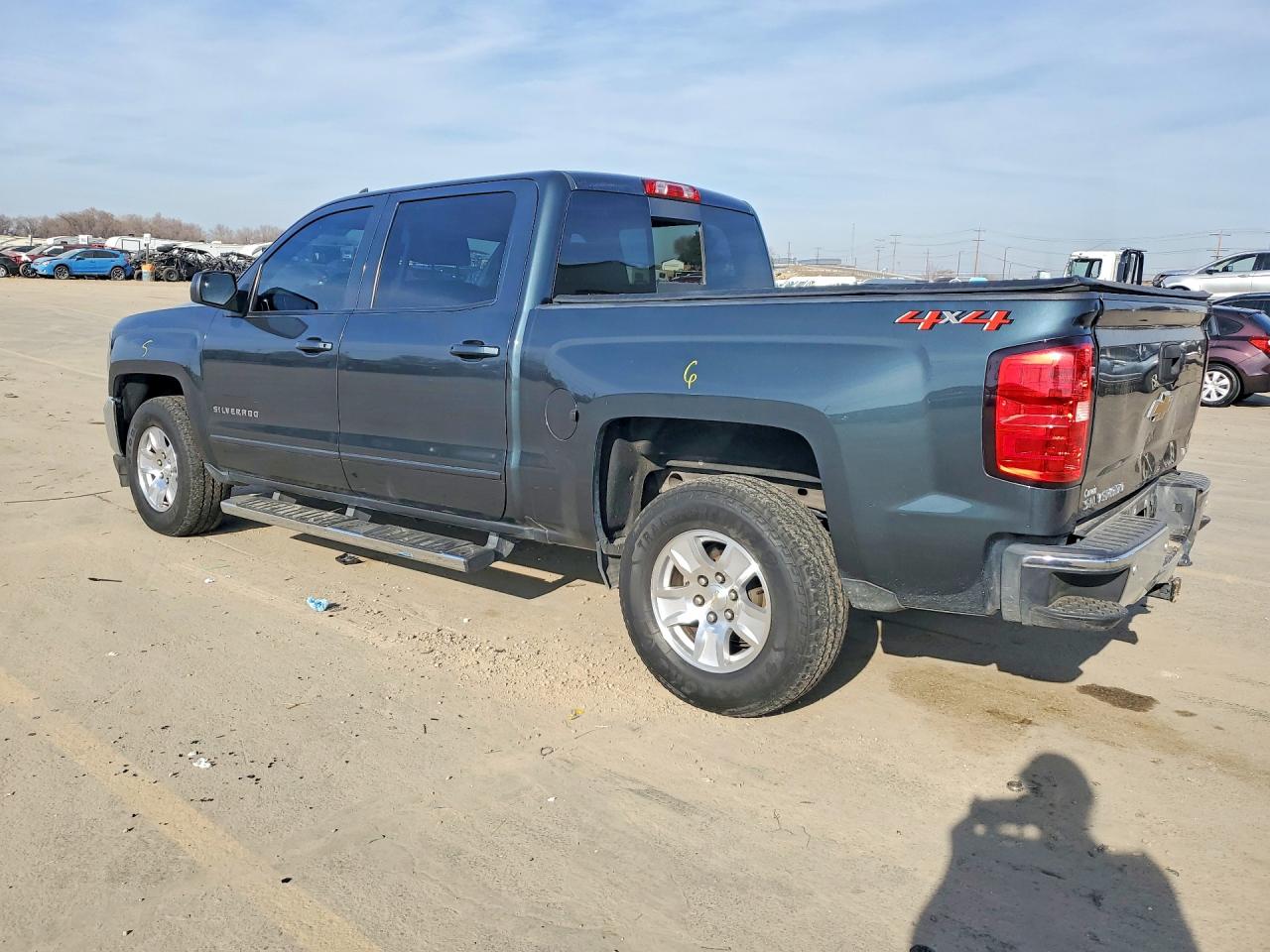 2018 Chev Silverado VIN 3GCUKREC5JG534322 photo 2