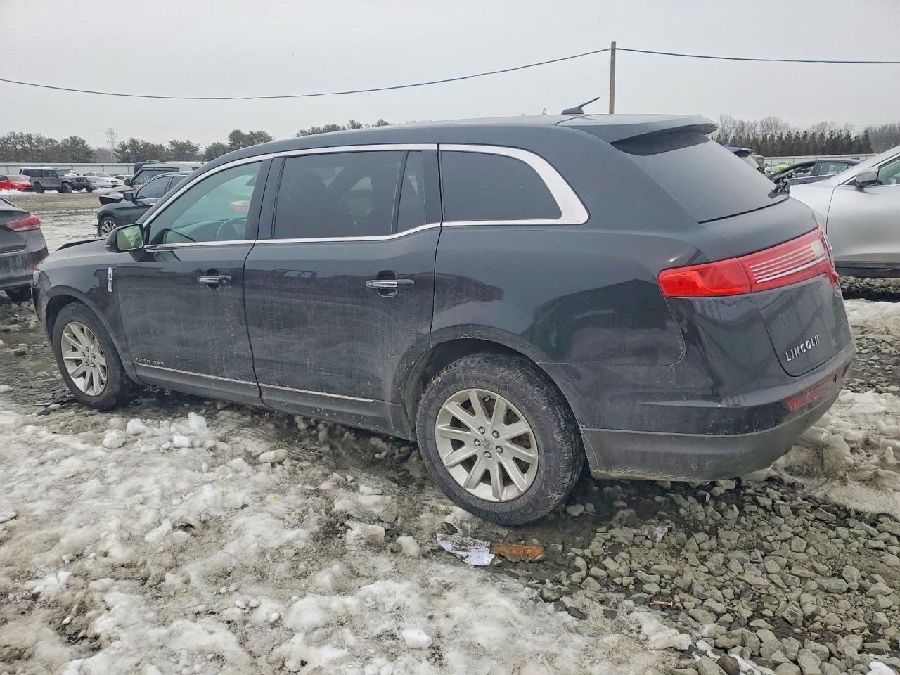 2015 Lincoln Mkt VIN 2LMHJ5NK6FBL00544 photo 2