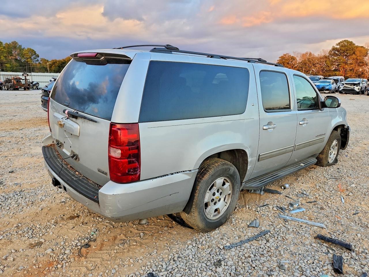 2011 Chevrolet Suburban VIN 1GNSCJE02BR331988 photo 3
