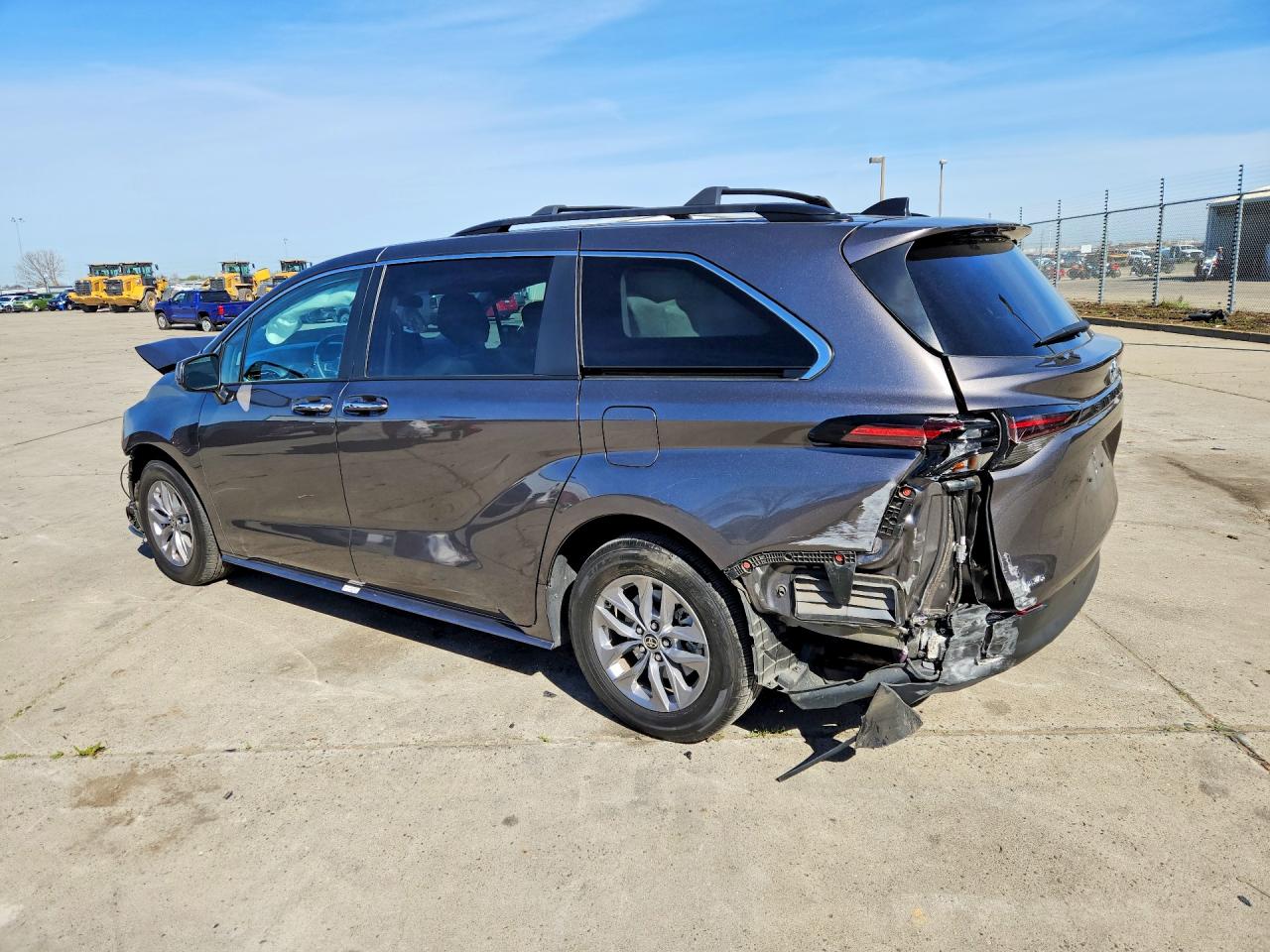 2024 Toyota Sienna VIN 5TDYSKFC8RS124909 photo 2