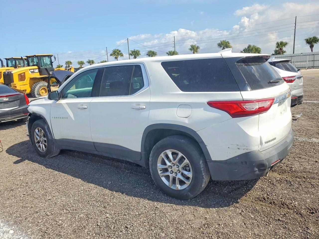 2018 Chevrolet Traverse VIN 1GNERFKW4JJ107636 photo 2