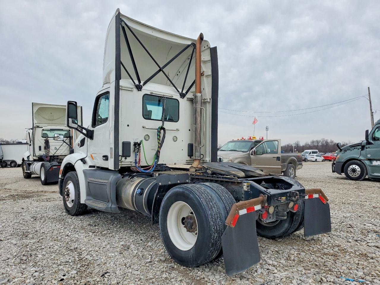 2018 All models VIN 1XPBA48X2JD477780 photo 3