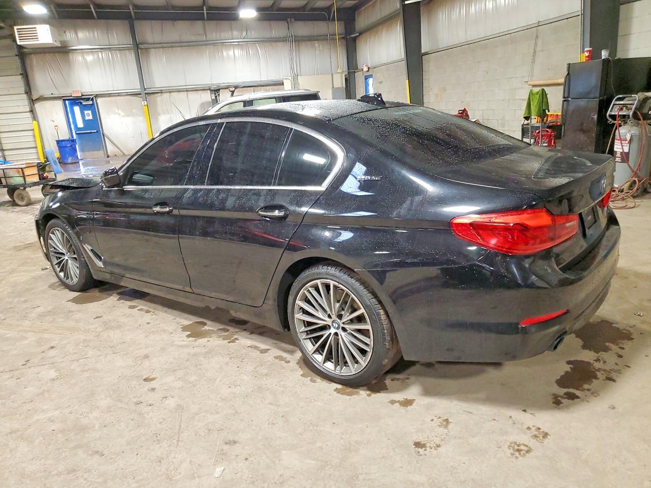 2018 BMW 5 series VIN WBAJA9C50JB252587 photo 2