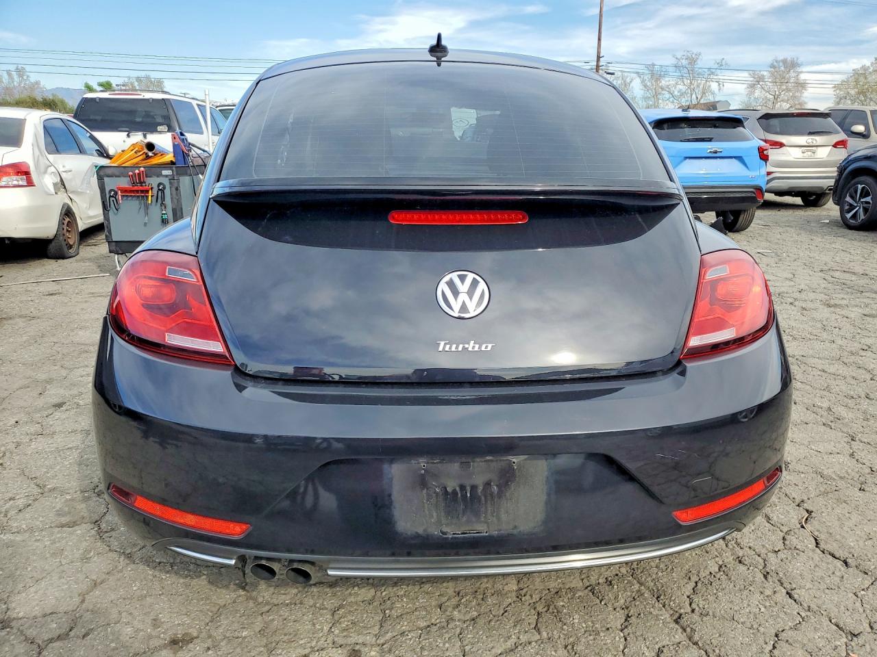 2018 Volkswagen Beetle VIN 3VWFD7ATXJM706050 photo 6