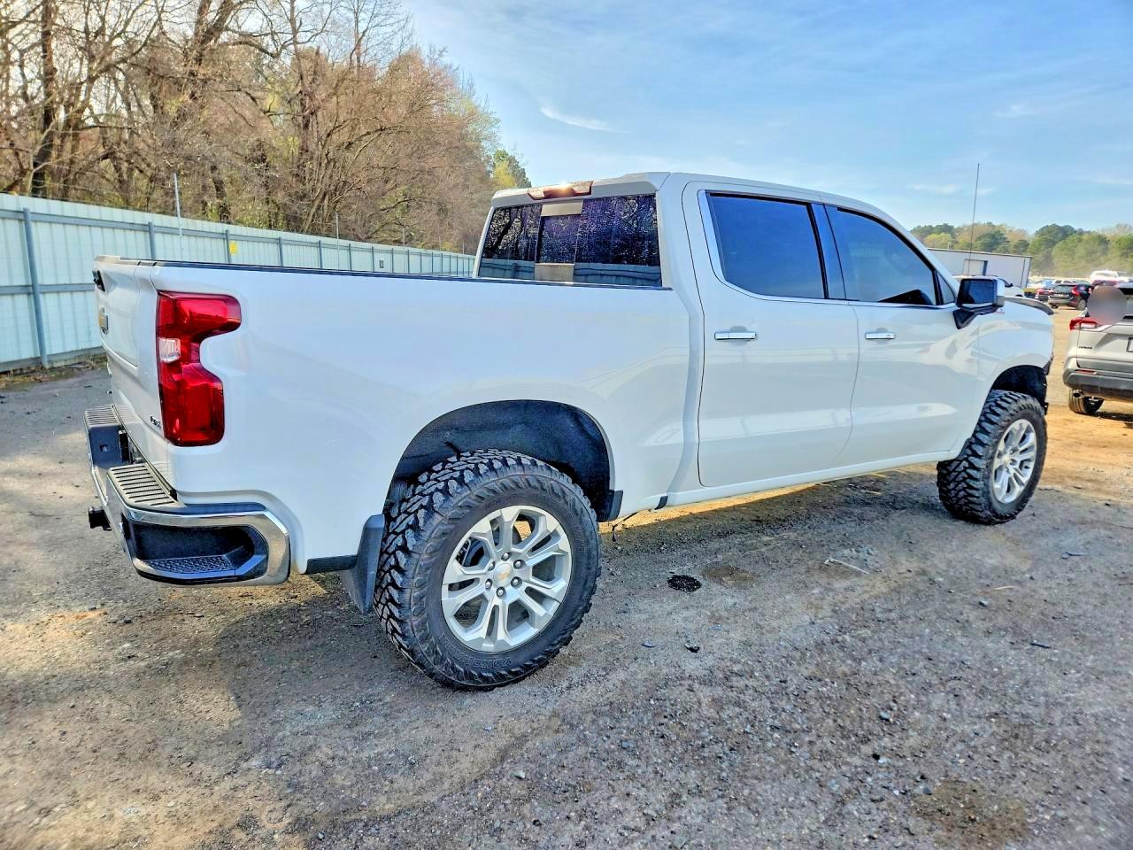 2025 Chevrolet All models VIN 1GCUKGE85SZ270696 photo 3