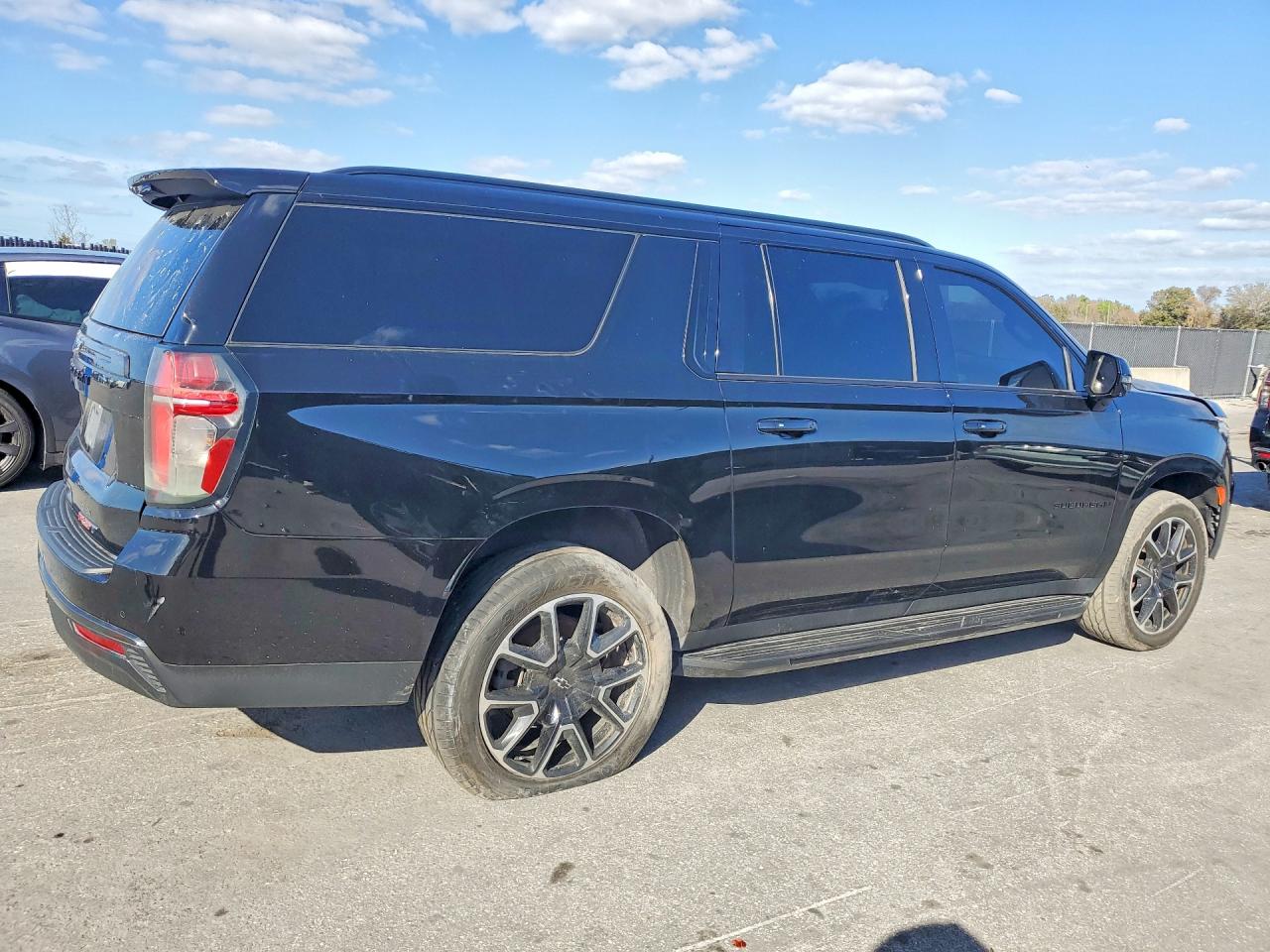 2022 Chevrolet Suburban VIN 1GNSCEKD3NR361035 photo 3
