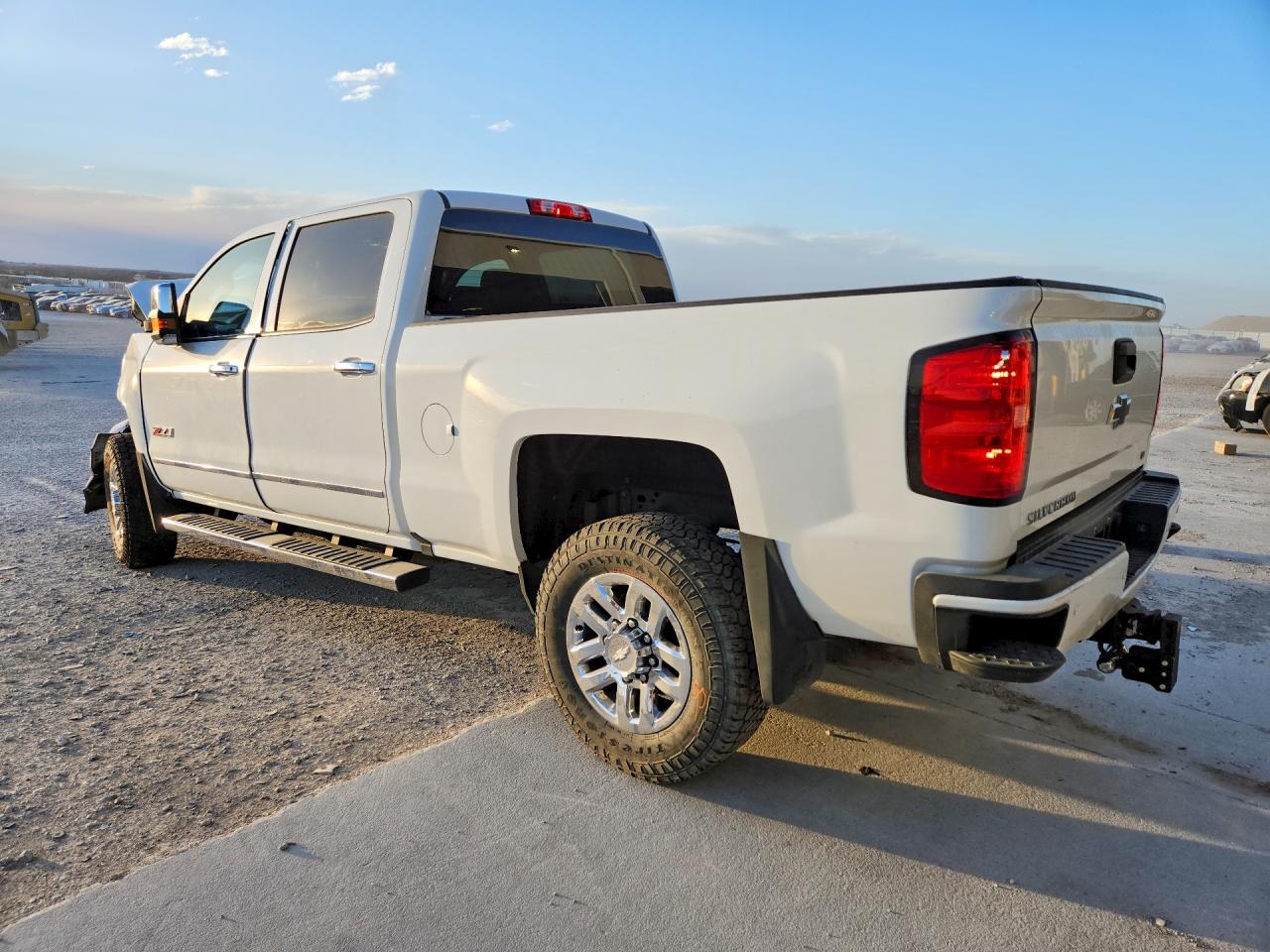 2019 Chevrolet All models VIN 1GC1KWEG7KF264145 photo 2