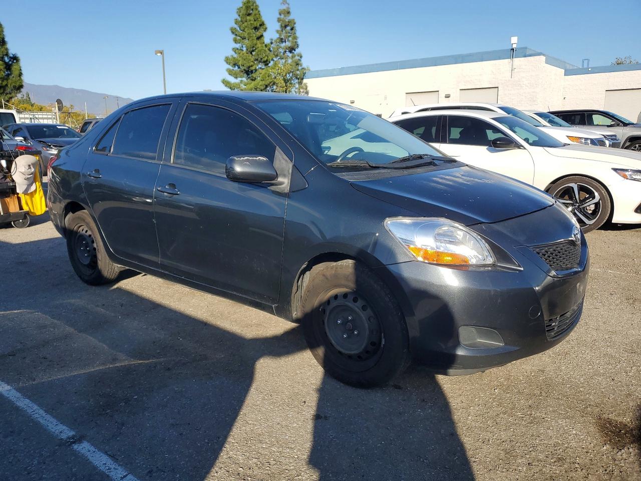 2011 Toyota Yaris VIN JTDBT4K34BL000907 photo 4