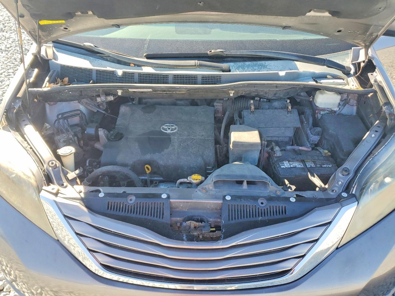 2011 Toyota Sienna VIN 5TDYK3DC4BS079112 photo 12