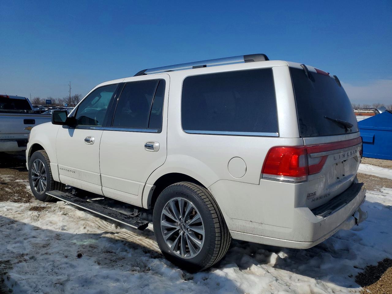 2017 Lincoln Navigator VIN 5LMJJ2JT2HEL04105 photo 2