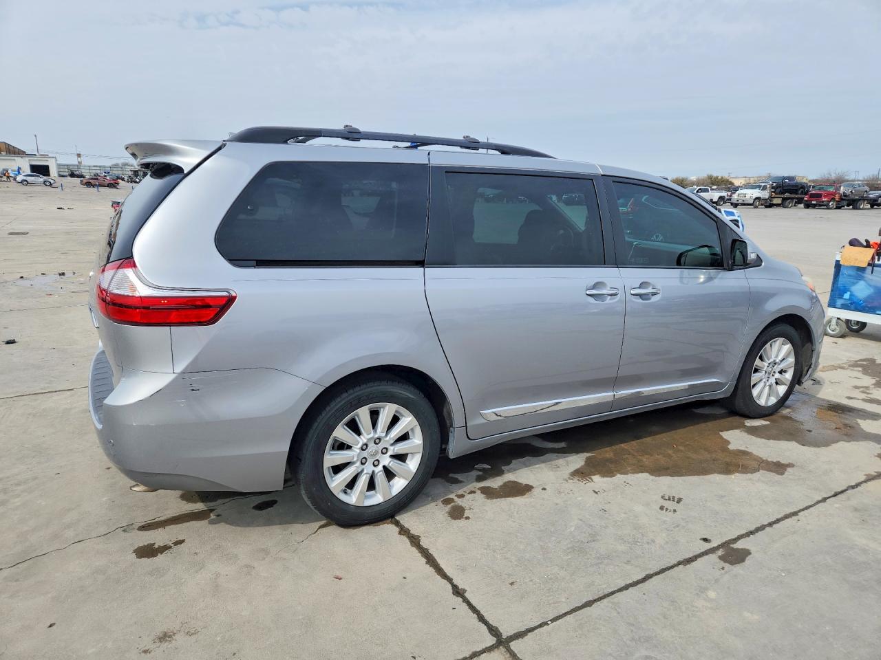2015 Toyota All models VIN 5TDYK3DC4FS584752 photo 3