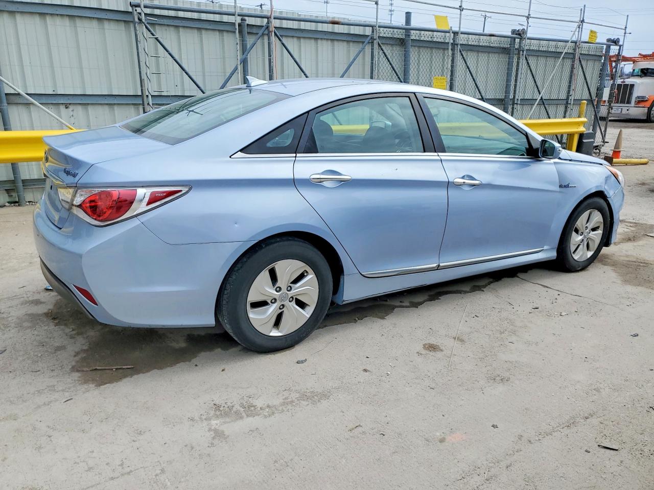 2015 Hyundai Sonata hybrid VIN KMHEC4A45FA135253 photo 3