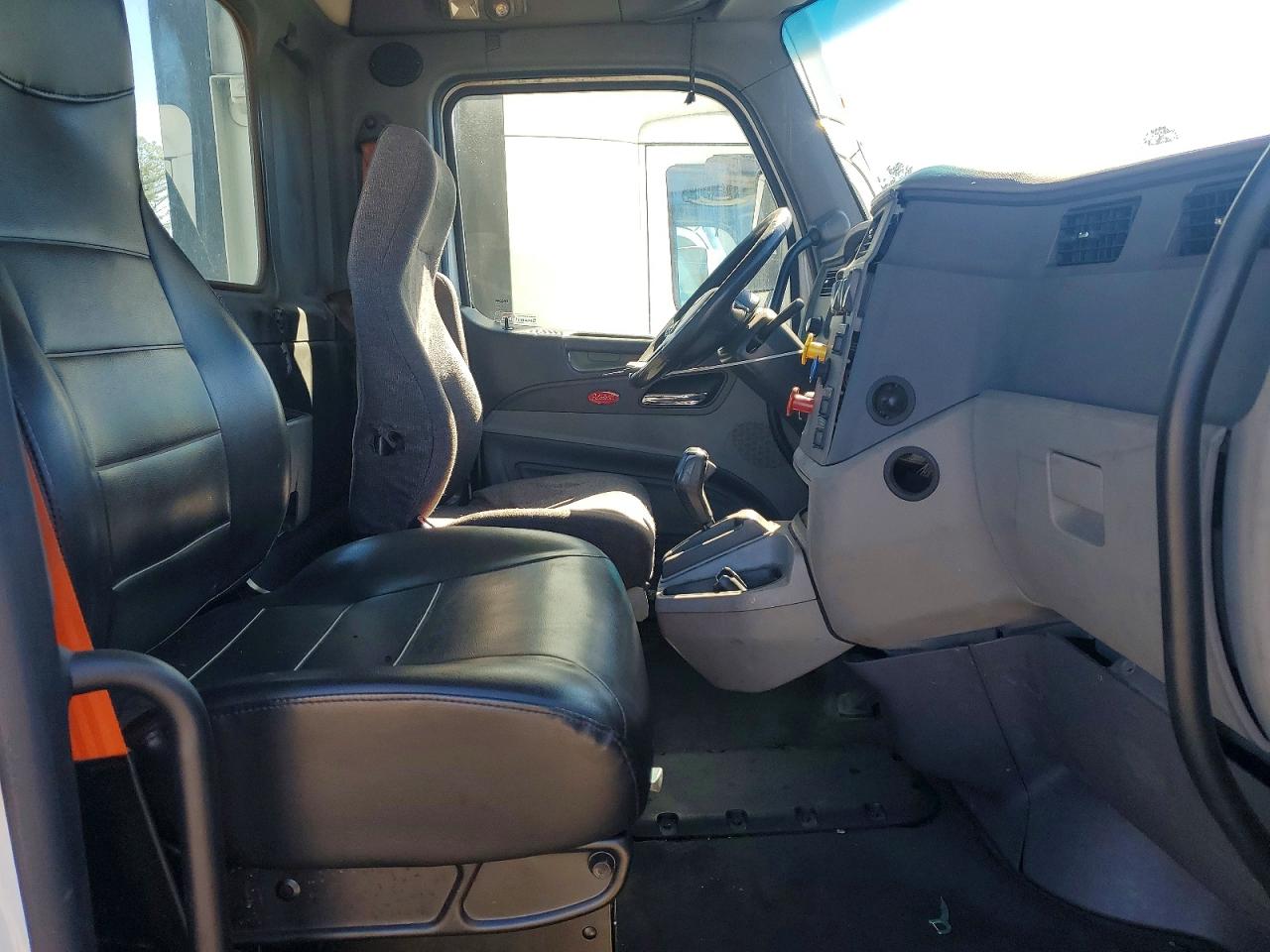 2017 PETERBILT All models VIN 1XPBA48X5HD428888 photo 5