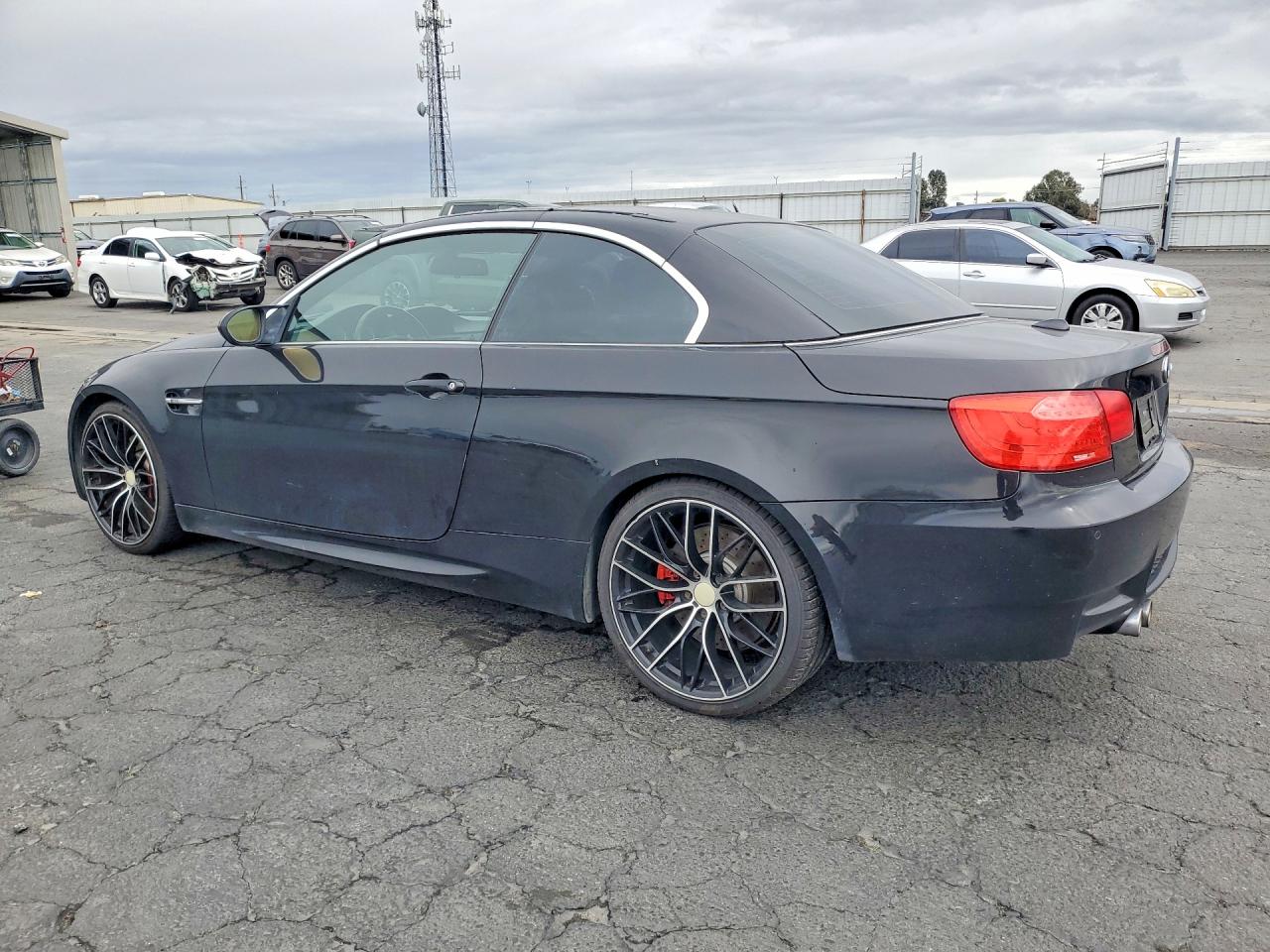 2011 BMW M3 VIN WBSDX9C59BE784332 photo 2
