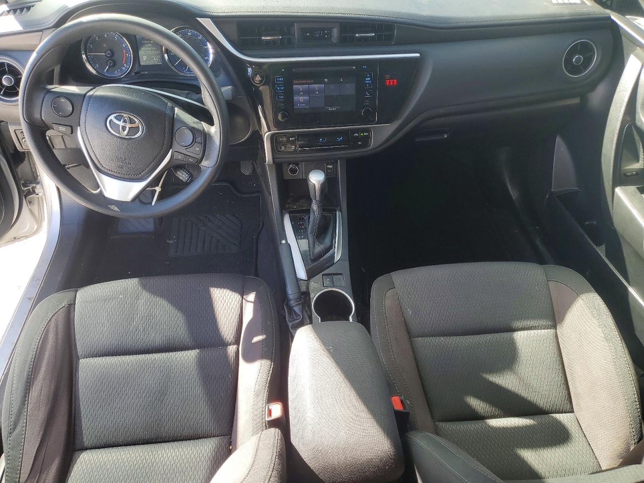 2018 Toyota Corolla VIN 5YFBURHE8JP773629 photo 8