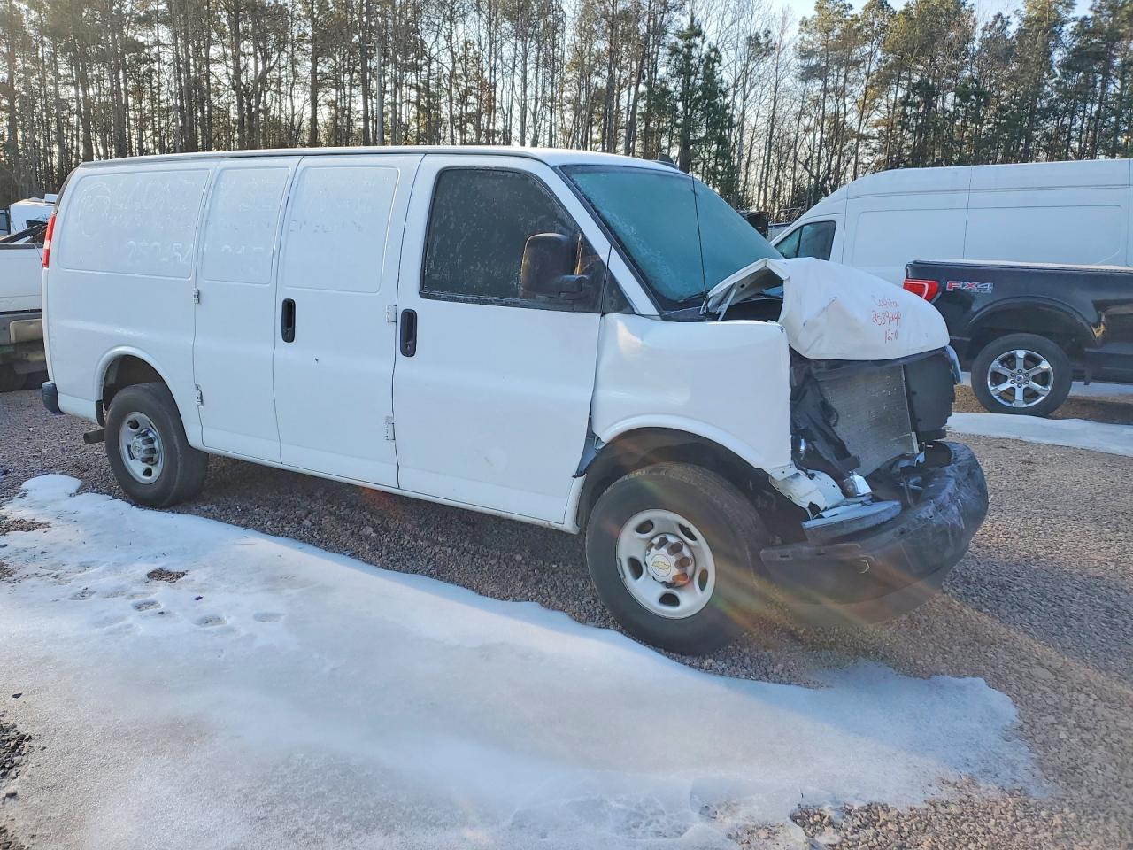 2023 Chevy Express VIN 1GCWGAFP1P1229677 photo 4