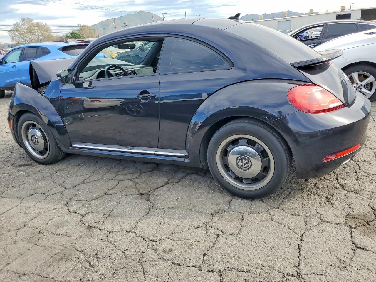 2018 Volkswagen Beetle VIN 3VWFD7ATXJM706050 photo 2
