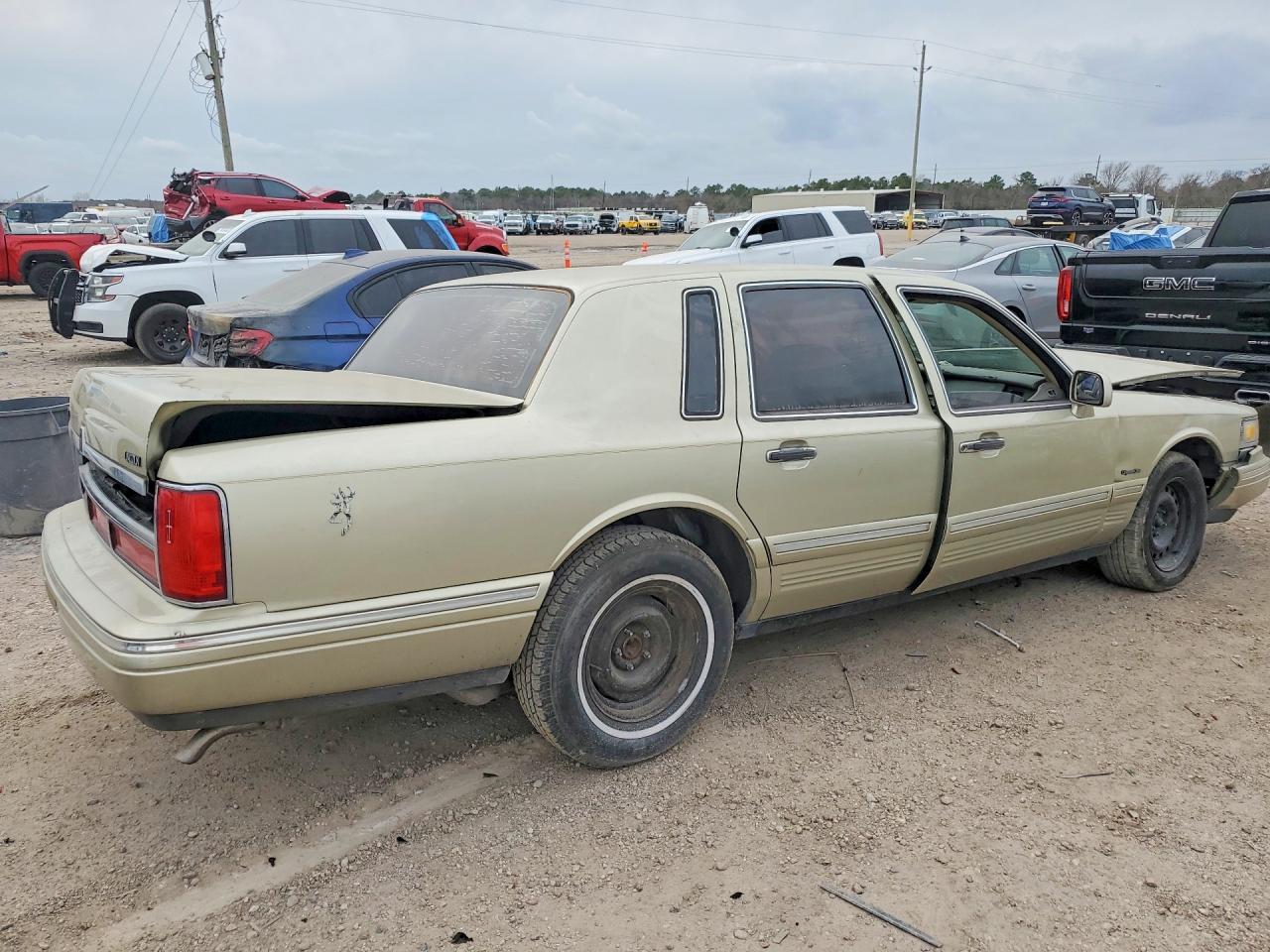1997 Lincoln Towncar VIN 1LNLM82W0VY726334 photo 3
