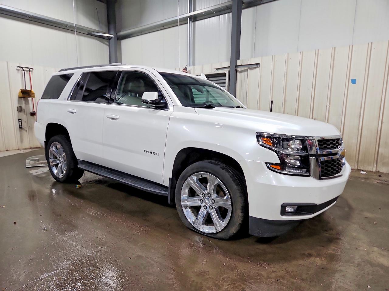 2019 Chevrolet Tahoe VIN 1GNSKBKC6KR398150 photo 4