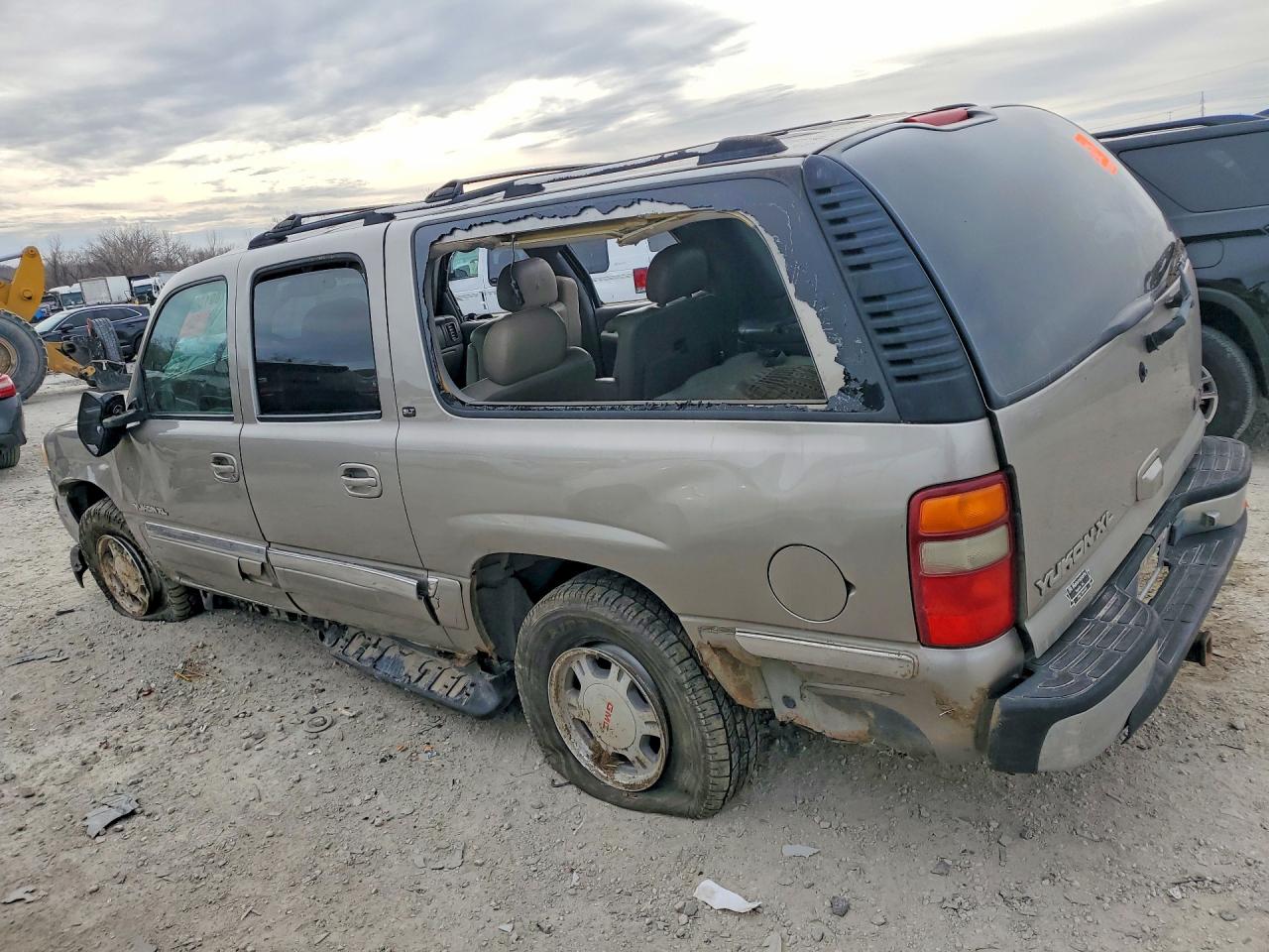 2001 GMC Yukon VIN 3GKFK16T41G112040 photo 2
