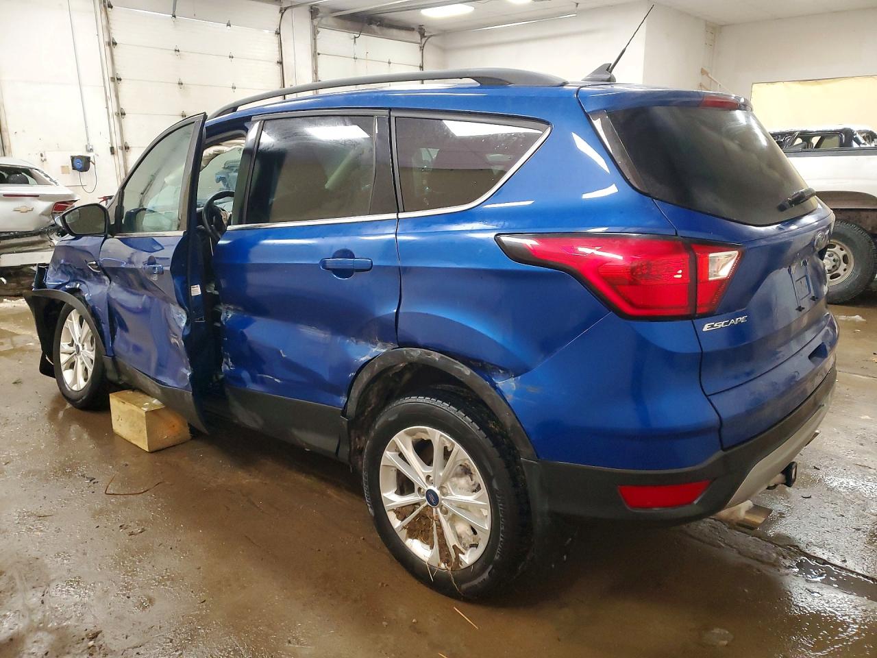 2019 Ford Escape VIN 1FMCU0HD2KUA82460 photo 2