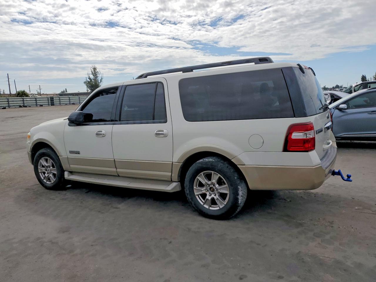 2008 Ford Expedition VIN 1FMFK18538LA78174 photo 2