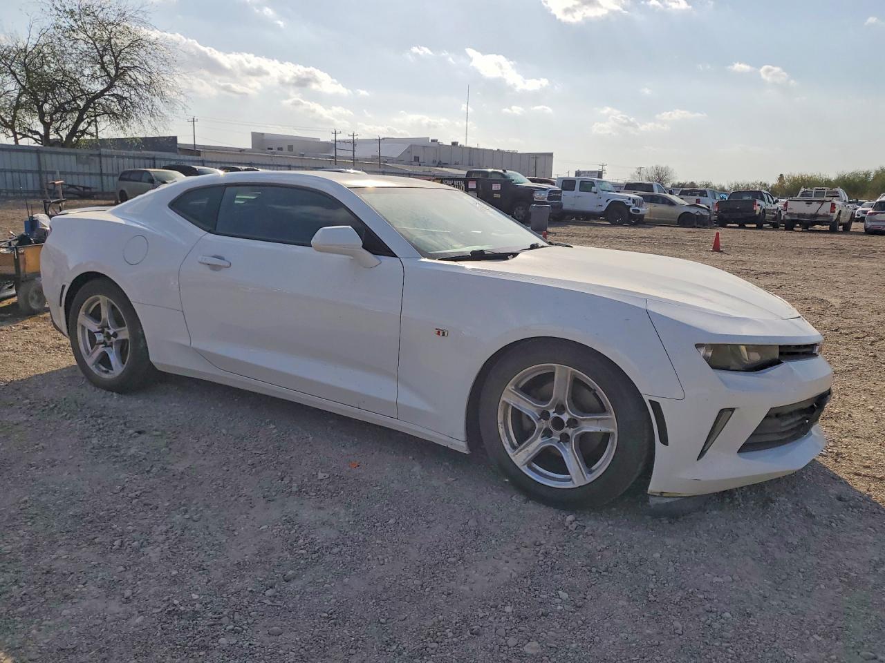 2018 Chev Camaro VIN 1G1FB1RX5J0185943 photo 4