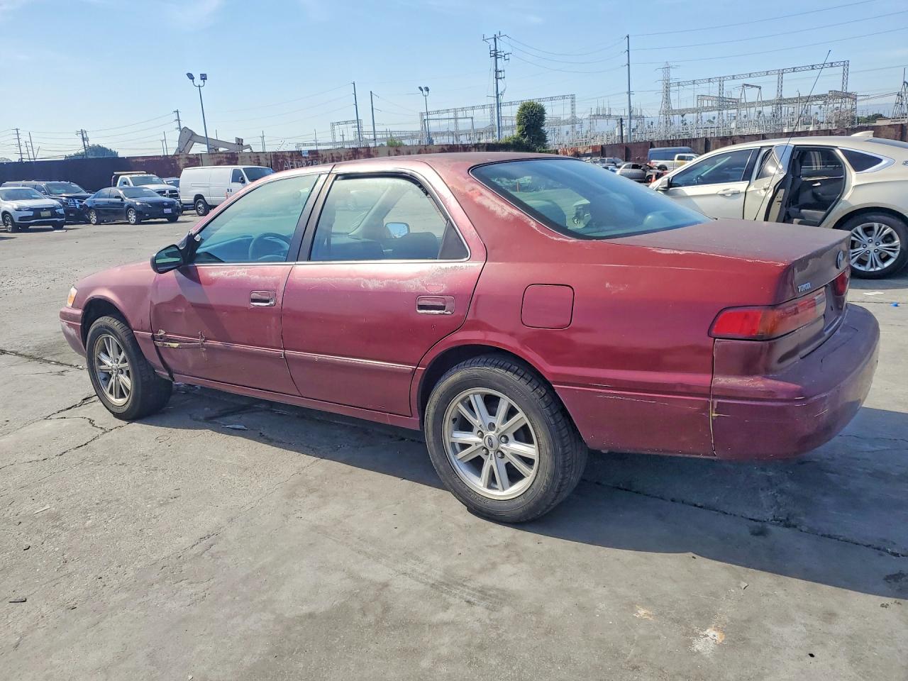 1998 Toyota Camry VIN 4T1BG22K0WU373258 photo 2