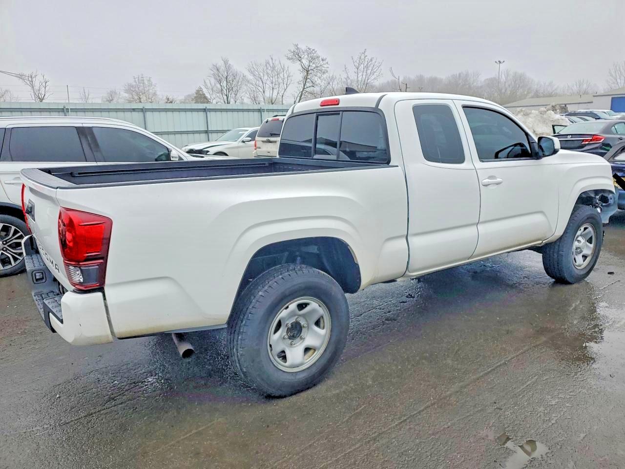 2018 Toyota Tacoma VIN 5TFSX5EN8JX060560 photo 3