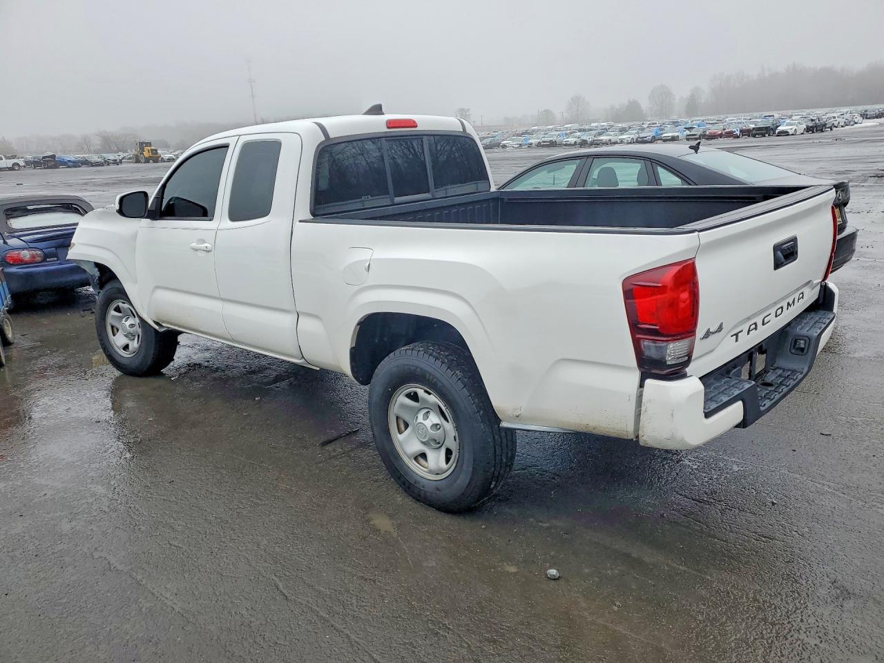 2018 Toyota Tacoma VIN 5TFSX5EN8JX060560 photo 2