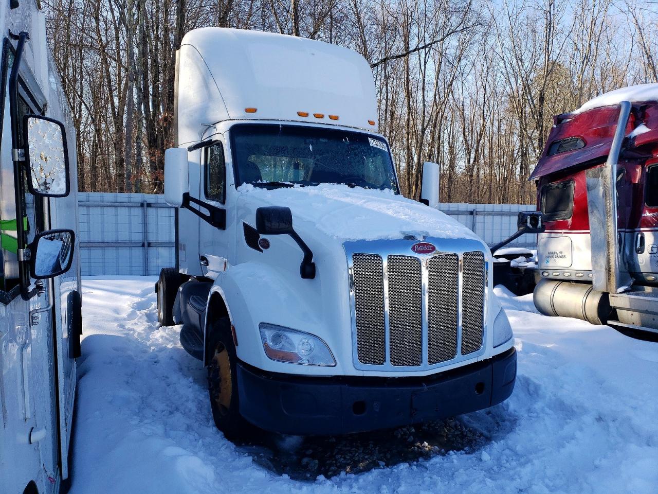 2017 PETERBILT All models VIN 1XPBA48X7HD428813 photo 1