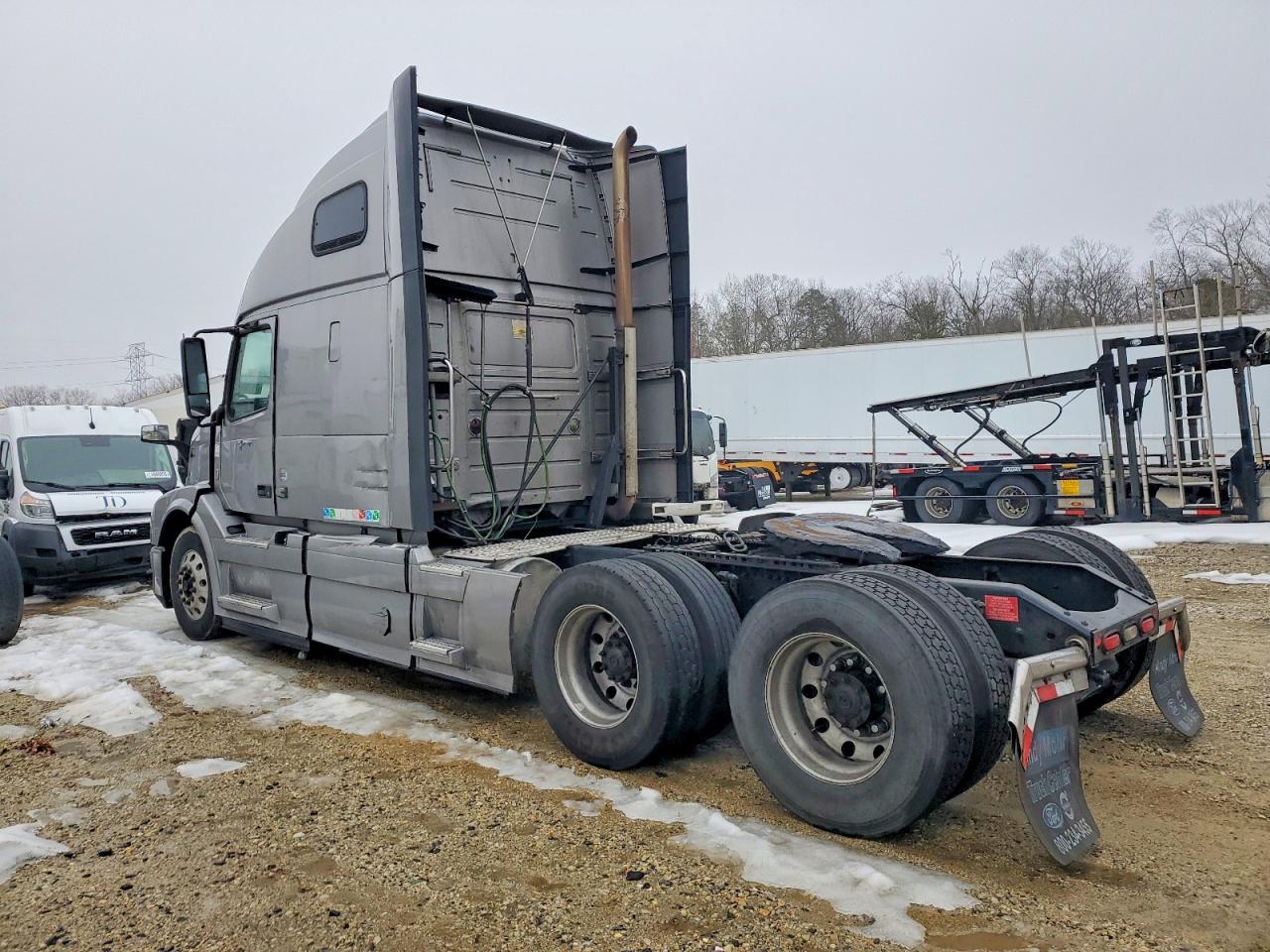 2016 Volvo Vn VIN 4V4NC9EJ8GN946660 photo 3