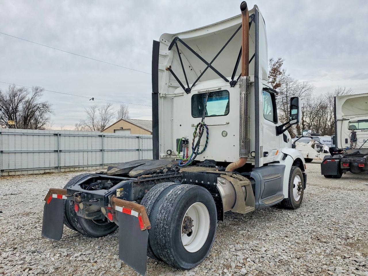 2018 All models VIN 1XPBA48X2JD477780 photo 4