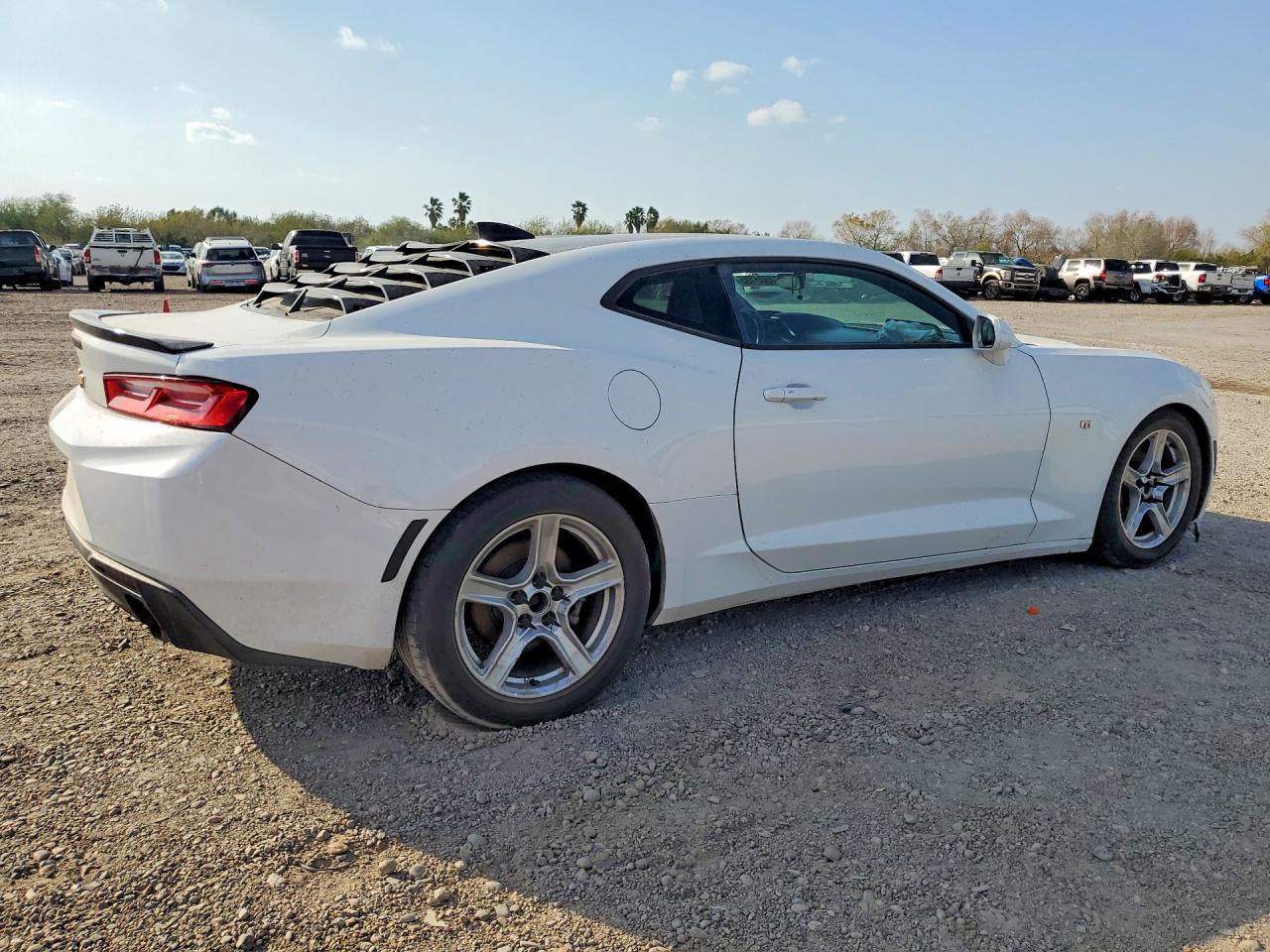 2018 Chev Camaro VIN 1G1FB1RX5J0185943 photo 3
