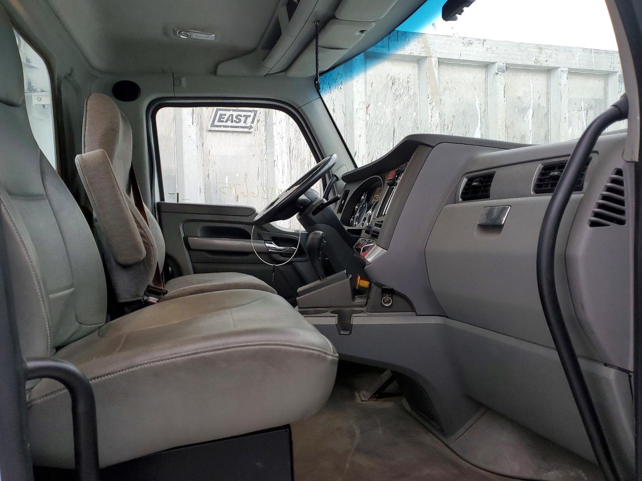 2016 KENWORTH All models VIN 1XKYA48X0GJ496354 photo 5