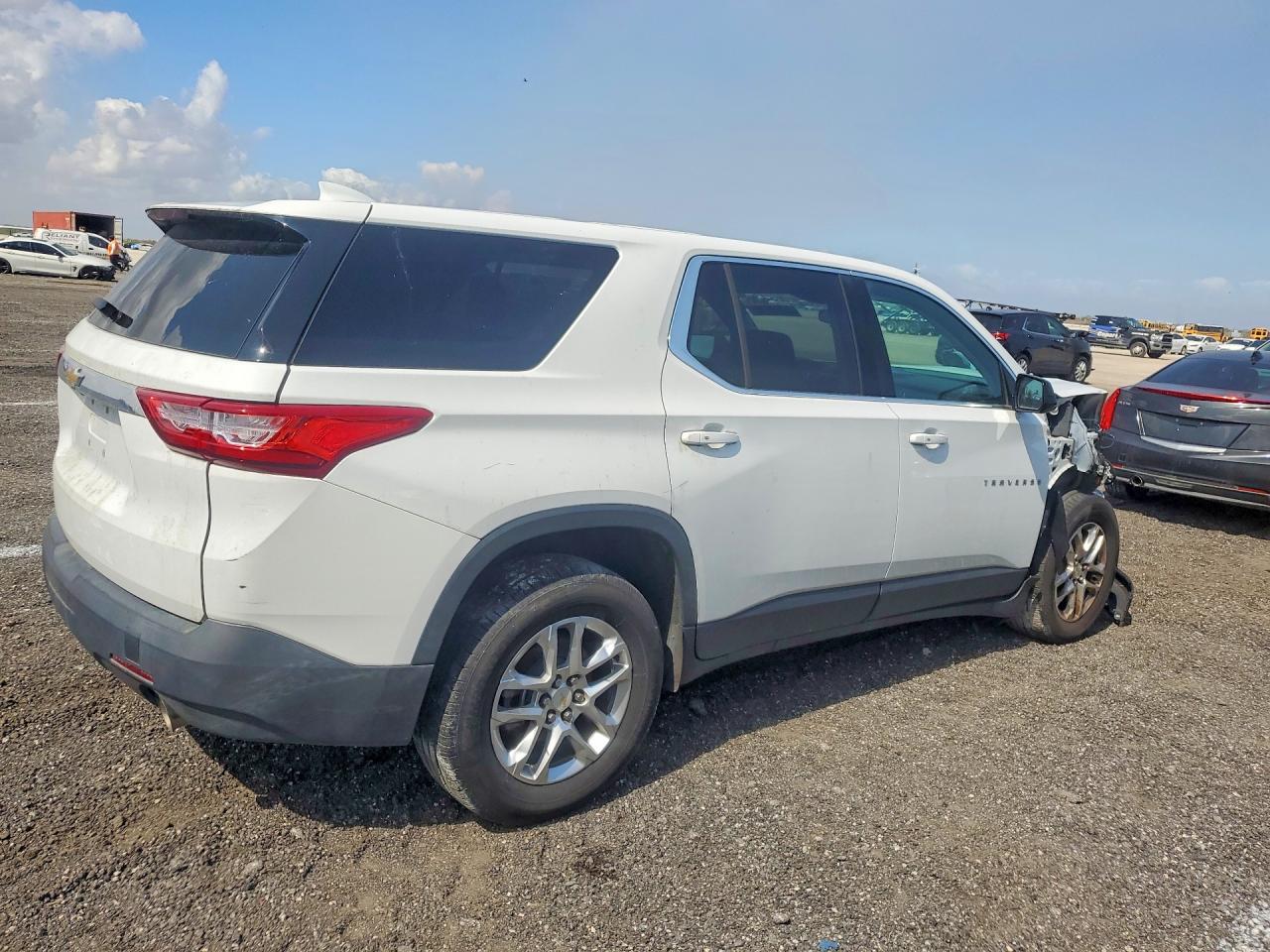 2018 Chevrolet Traverse VIN 1GNERFKW4JJ107636 photo 3