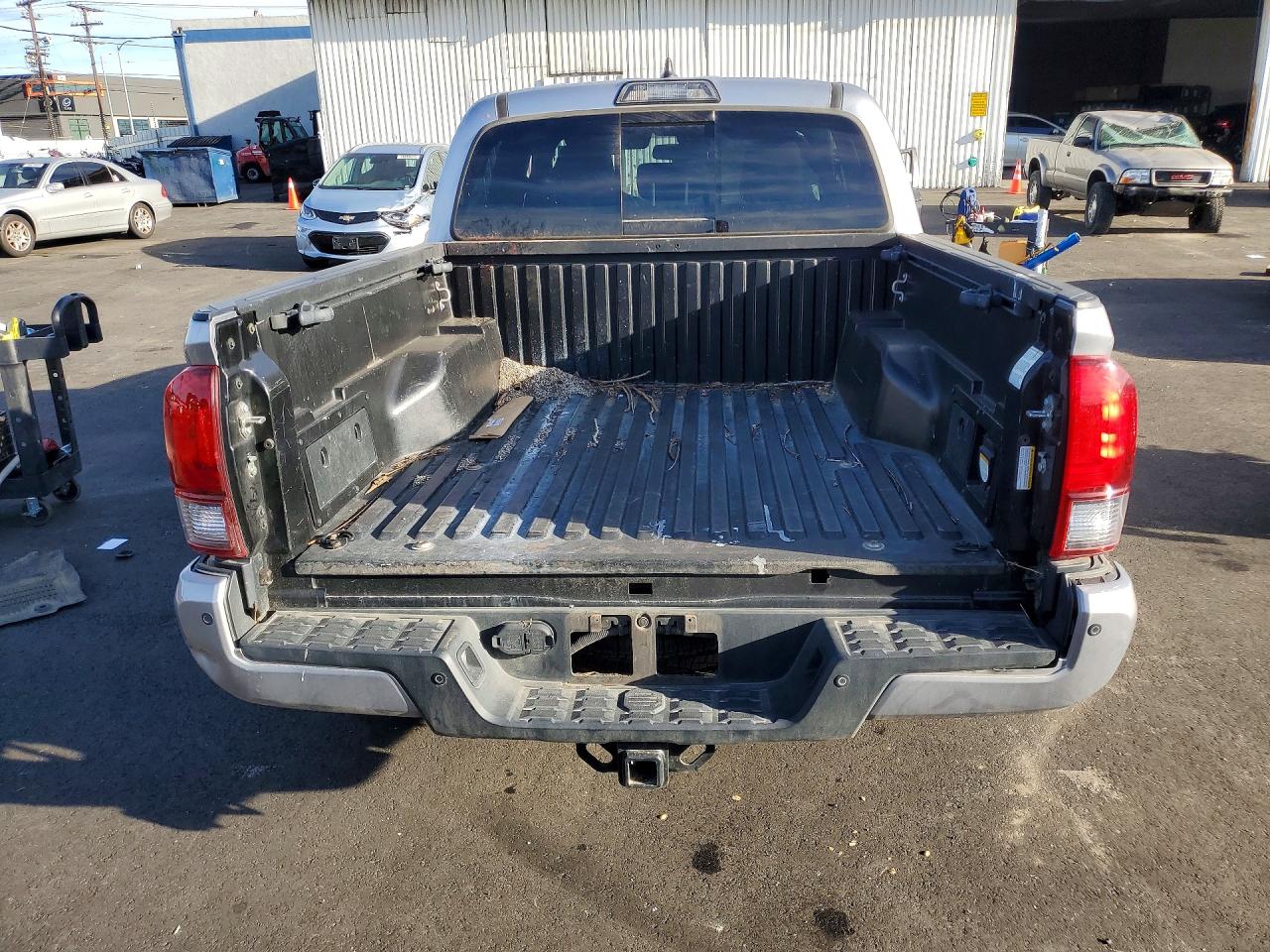 2018 Toyota Tacoma VIN 3TMAZ5CN3JM068077 photo 6