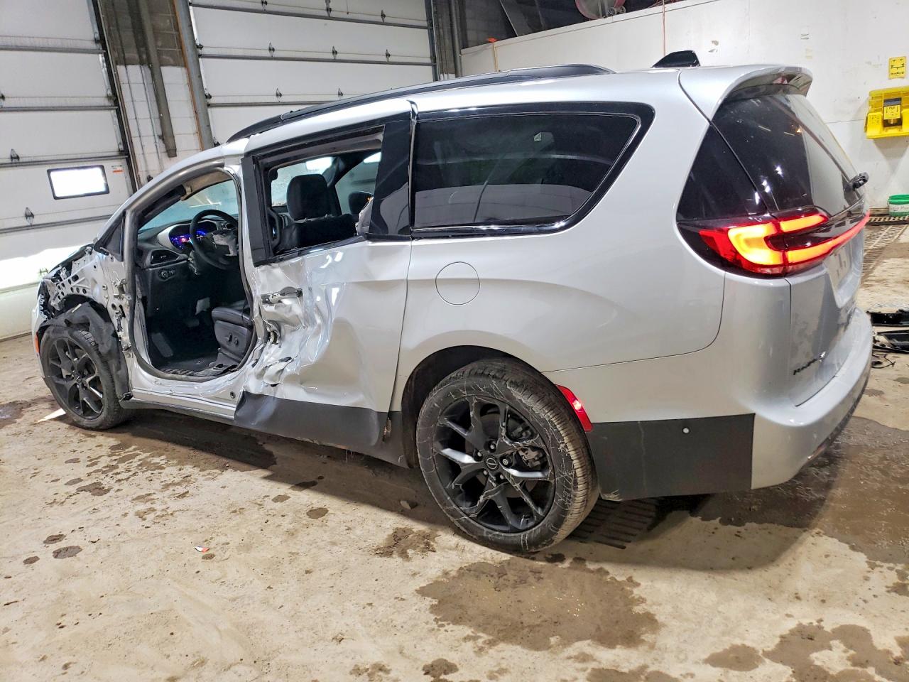2024 Chrysler Pacifica VIN 2C4RC3BGXRR175224 photo 2